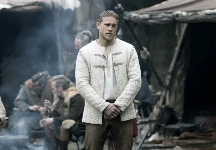 Charlie Hunnam jako Artur w filmie "Król Artur: Legenda miecza". Obsada filmu w historycznych strojach.