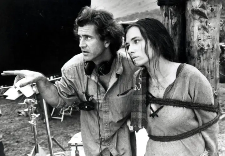 Mel Gibson reżyseruje scenę z Sophie Marceau na planie "Braveheart. Waleczne serce". Obsada i ekipa pracują nad filmem.