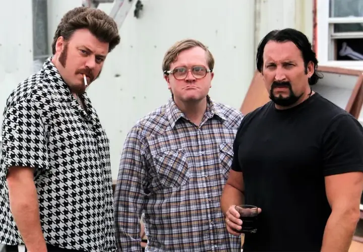 Chłopaki z baraków obsada: Ricky z papierosem, Bubbles w okularach i Julian z drinkiem.