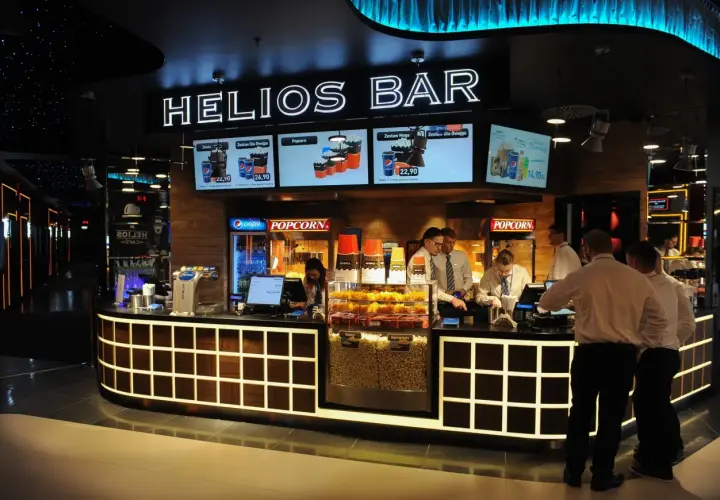 Na ekranie kina Helios widać ceny zestawów z popcornem i napojami. Zestaw z dużym popcornem i Pepsi kosztuje 22,90 zł.