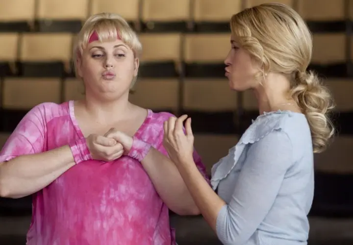 Pitch Perfect obsada: Rebel Wilson i Anna Kendrick ćwiczą wokalne miny.