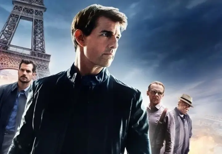 Tom Cruise i reszta obsady Mission Impossible Fallout w Paryżu, z Wieżą Eiffla w tle.