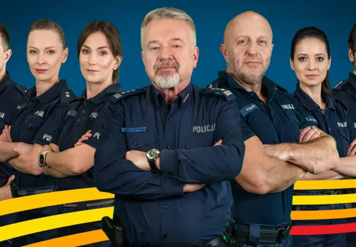 Policjanci i policjantki w mundurach, gotowi do akcji. W centrum doświadczony funkcjonariusz, otoczony przez zespół.