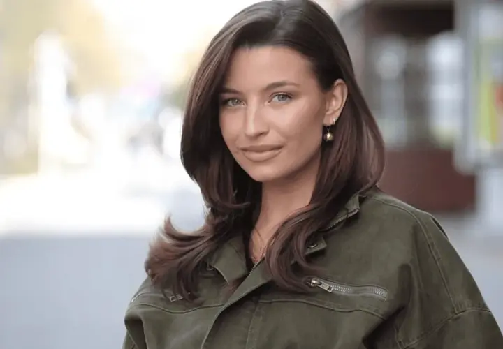 Julia Wieniawa w zielonej kurtce, z rozpuszczonymi włosami i złotą kolczykiem. Ciekawe, ile lat ma Julia Wieniawa?