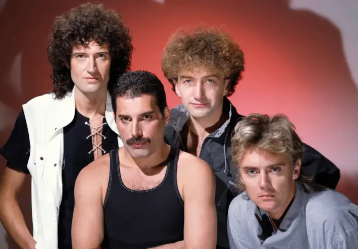 Bohemian Rhapsody obsada: Freddie Mercury, Brian May, Roger Taylor i John Deacon pozują do zdjęcia.
