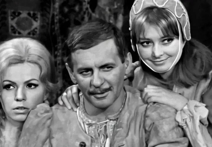 Pan Wołodyjowski obsada: Zbigniew Cybulski w otoczeniu dwóch kobiet, w scenie z filmu.