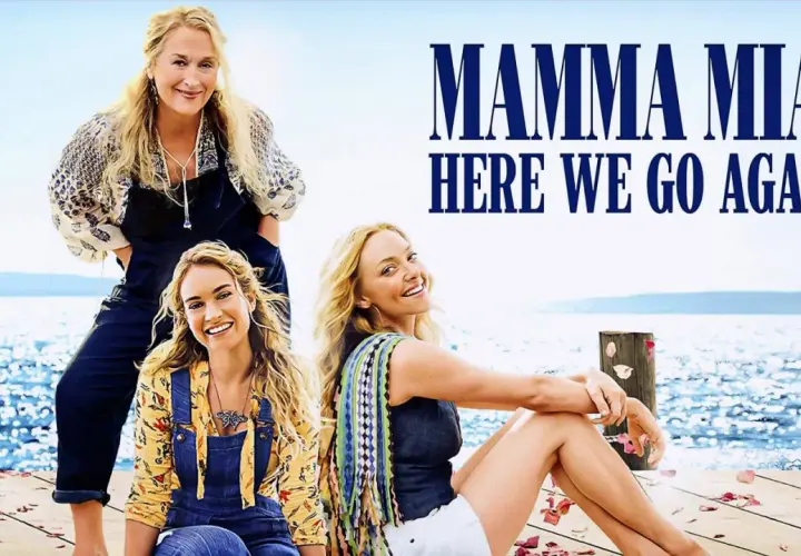 Mamma Mia! Here We Go Again obsada: Meryl Streep, Lily James i Amanda Seyfried na tle błękitnego morza.