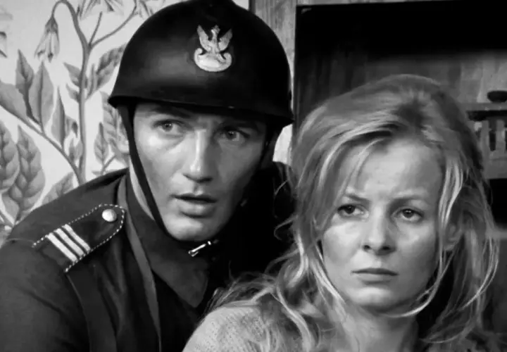 Zbliżenie na twarze aktora w hełmie i aktorki. Scena z filmu "Polskie drogi" z udziałem niezapomnianej obsady.