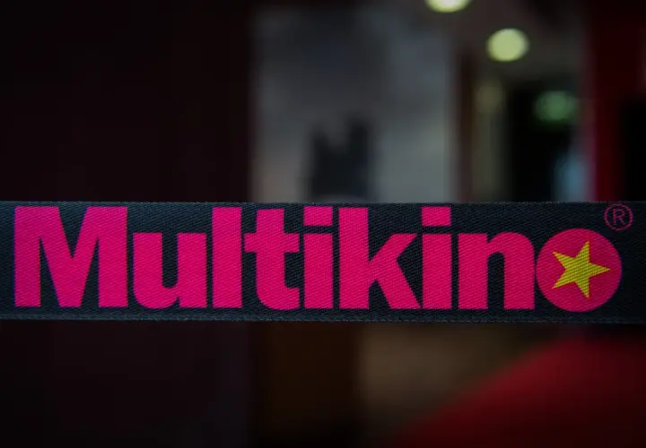 Taśma z logo Multikino. Zastanawiasz się, ile kosztuje jedzenie w Multikinie?