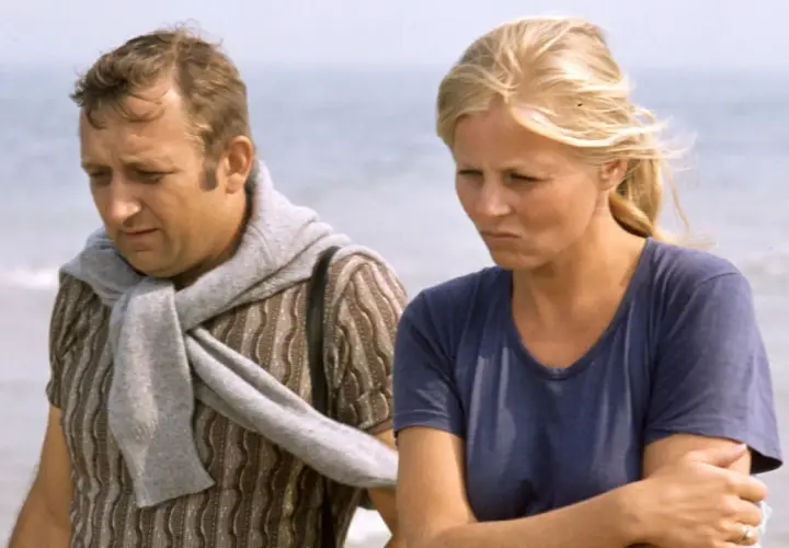 Jan Serce i jego obsada na plaży.