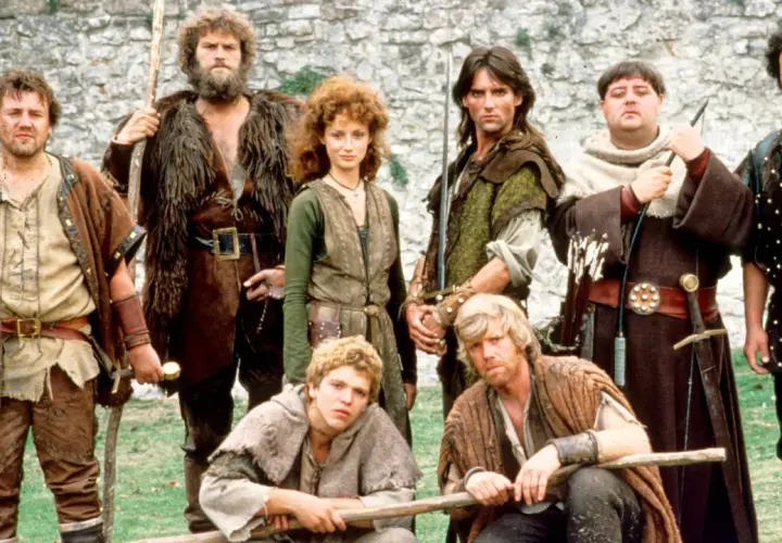 Robin z Sherwood obsada: grupa mężczyzn i jedna kobieta w strojach z epoki, gotowi do walki.