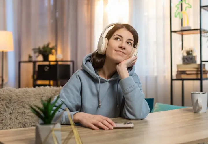 Głos, który wciąga – jak aktorzy wpływają na odbiór książek audio?