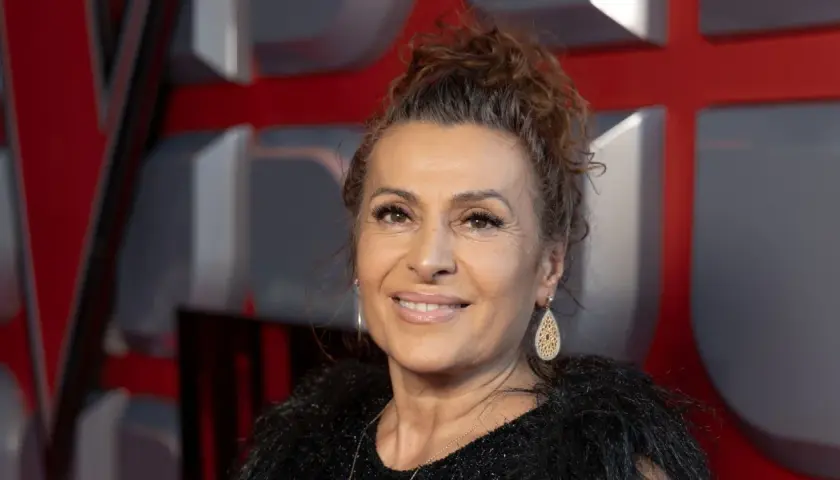 Uśmiechnięta kobieta z burzą brązowych włosów. Czy Violetta Kapsalek ma 50 lat?