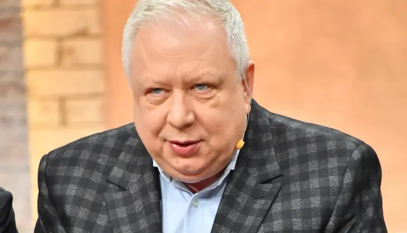 Marek Sierocki, znany z oceny debiutantów, ma siwe włosy i niebieskie oczy.