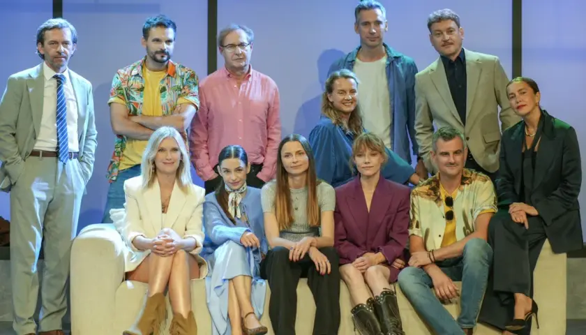 Grupa osób pozuje do zdjęcia. Zastanawiasz się, dlaczego nie obsada?