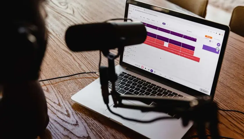 Mikrofon i laptop z programem do edycji dźwięku. Zastanawiasz się, ile zarabia dubbing? To może być ciekawa ścieżka kariery.