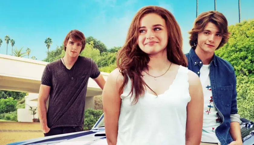 Elle, Noah i Lee – główna obsada The Kissing Booth – pozują na tle słonecznego dnia.