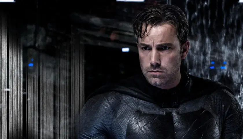 Ben Affleck jako Batman, w swoim charakterystycznym kostiumie, spogląda w dal.