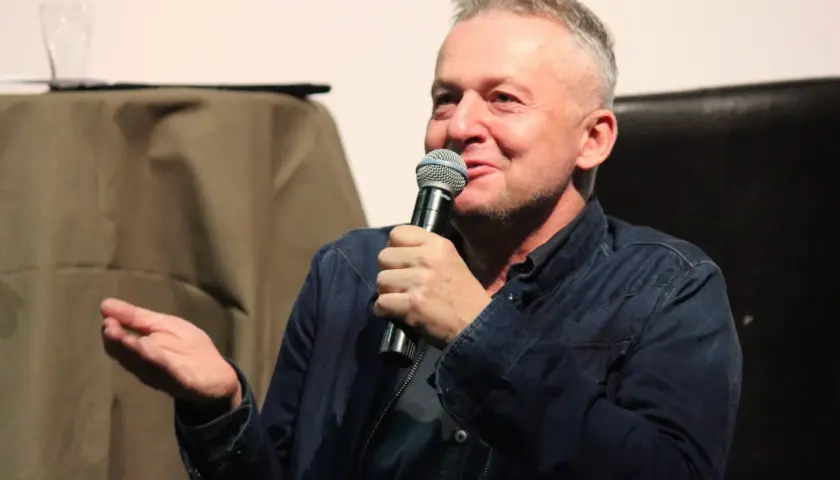 Mężczyzna z mikrofonem, opowiadający o tym, w jakich filmach grał Linda.