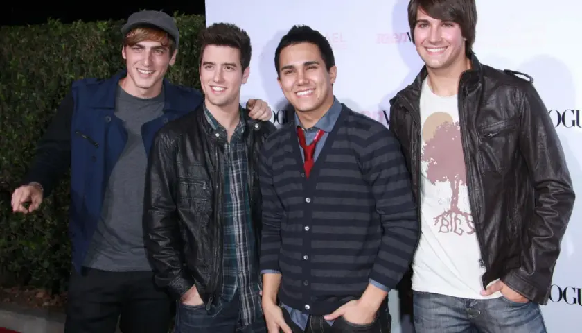 Big Time Rush obsada na czerwonym dywanie. Chłopcy pozują do zdjęć, uśmiechając się do fanów.