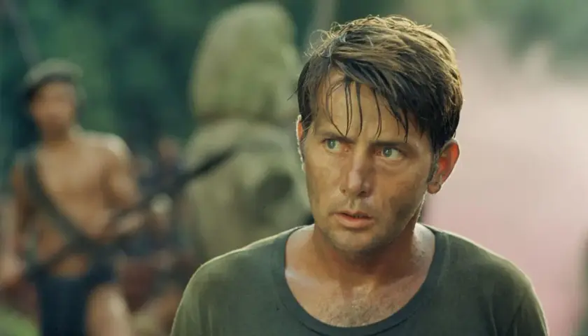 Martin Sheen w "Czas apokalipsy" obsada. Zmęczony żołnierz w dżungli, w tle inni żołnierze.