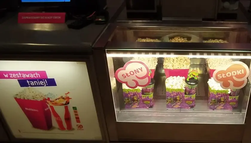 W multikinie mały popcorn kosztuje 12 zł. W zestawie z napojem taniej!