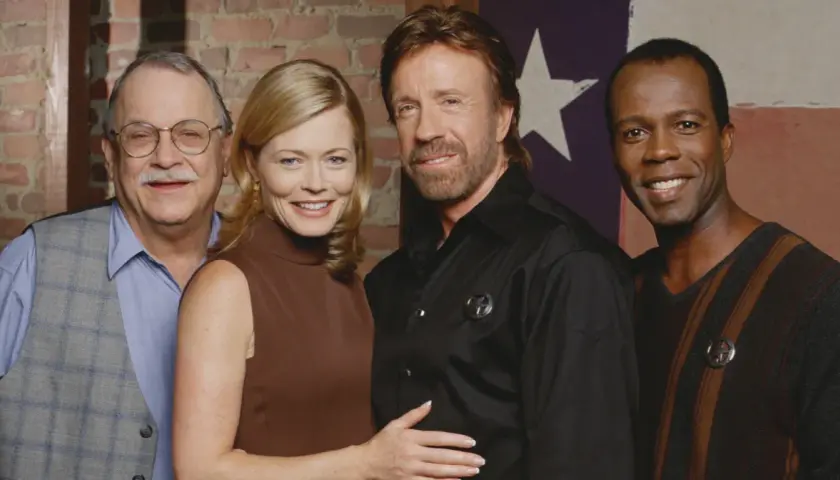 Strażnik Teksasu obsada: Chuck Norris, Clarence Gilyard Jr., Nia Peeples i Noble Willingham pozują do zdjęcia.