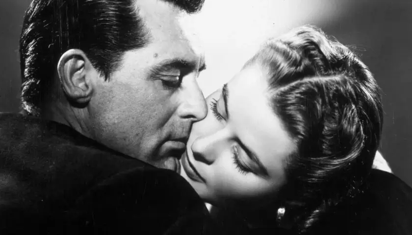 Intymny pocałunek Cary'ego Granta i Ingrid Bergman. Czy aktorzy w filmach naprawde się całują? Ta scena sugeruje, że tak.