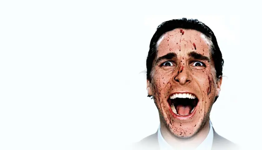 Christian Bale z "American Psycho" obsada, z krwią na twarzy, krzyczy.