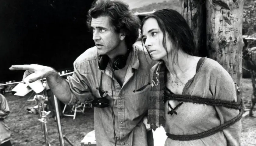 Mel Gibson reżyseruje scenę z Sophie Marceau na planie "Braveheart. Waleczne serce". Obsada i ekipa pracują nad filmem.