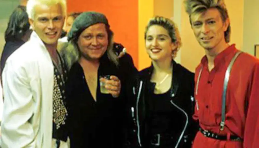 Cztery osoby: Billy Idol, reżyser, Madonna i David Bowie, pozują do zdjęcia.