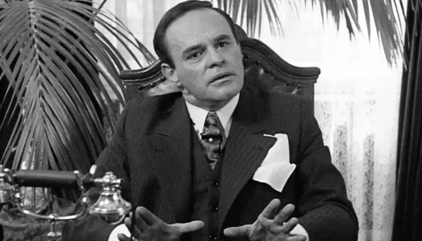 Wojciech Pszoniak jako Nikodem Dyzma w "Karierze Nikodema Dyzmy". Jego obsada to klucz do sukcesu tej kultowej roli.