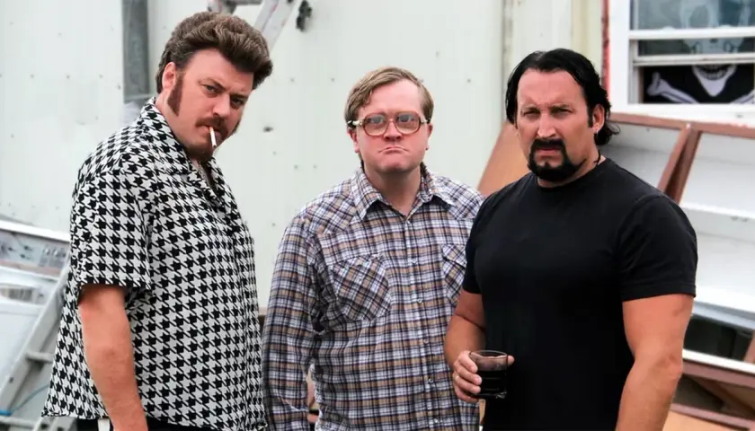 Chłopaki z baraków obsada: Ricky z papierosem, Bubbles w okularach i Julian z drinkiem.