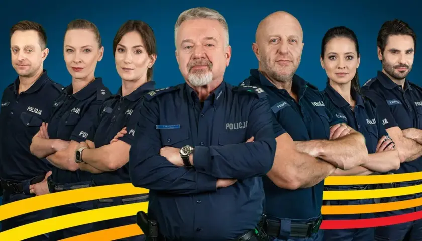 Policjanci i policjantki w mundurach, gotowi do akcji. W centrum doświadczony funkcjonariusz, otoczony przez zespół.