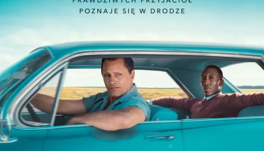 Viggo Mortensen i Mahershala Ali w filmie "Green Book". Dwóch mężczyzn w podróży, poznają się w drodze.