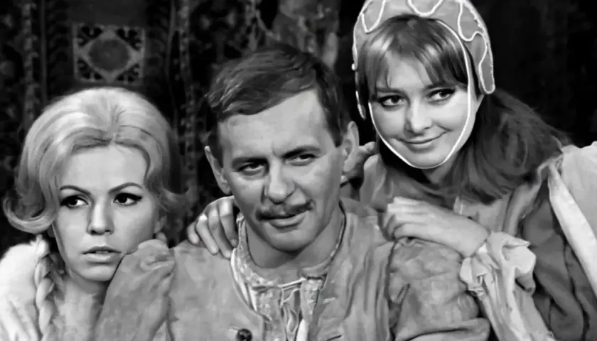 Pan Wołodyjowski obsada: Zbigniew Cybulski w otoczeniu dwóch kobiet, w scenie z filmu.
