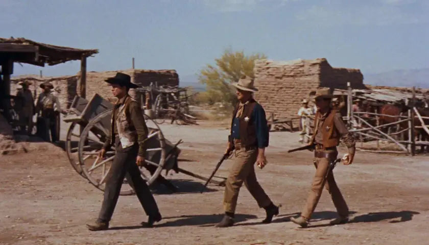 Rio Bravo obsada: John Wayne, Dean Martin i Ricky Nelson idą przez miasteczko.