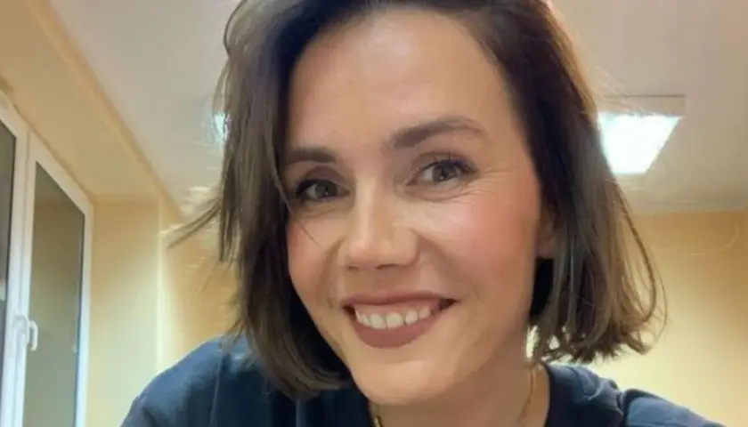 Uśmiechnięta Olga Bołądź, aktorka. Ile lat ma Olga Bołądź? Wiek nie jest widoczny na zdjęciu, ale jej uśmiech jest promienny.
