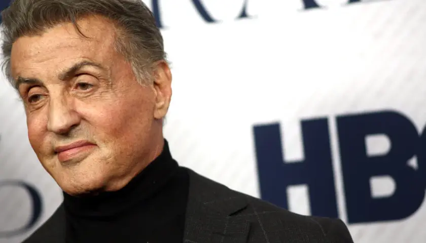 Sylvester Stallone, znany z ról twardzieli, w tym Rocky'ego. Ile lat ma Sylvester Stallone? Wiek aktora to 77 lat.