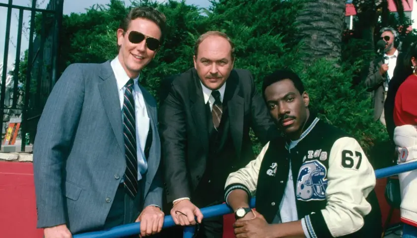 Gliniarz z Beverly Hills obsada: Eddie Murphy, Judge Reinhold i John Ashton pozują do zdjęcia.