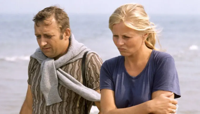 Jan Serce i jego obsada na plaży.