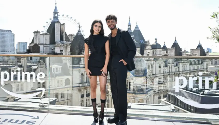 Obsada "Moja wina" w Londynie pozuje na tle miasta.