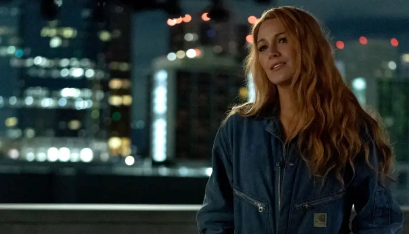Lily (Blake Lively) w dżinsowym kombinezonie na tle nocnego miasta. To właśnie ona tworzy obsadę filmu "It Ends With Us".