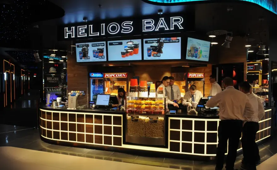 Średni Popcorn Karmelowy Helios - Cena, Promocje i Czy Warto?