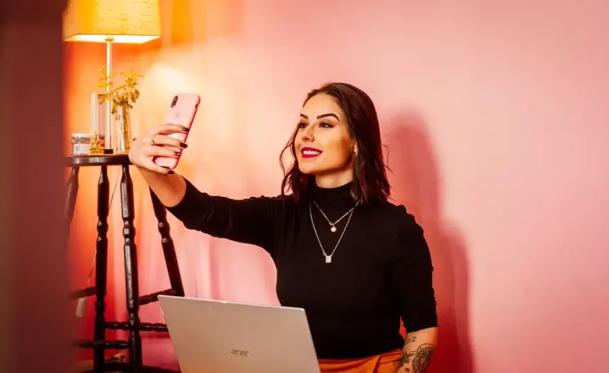 Influencerzy z mediów społecznościowych: Wpływ internetowych osobowości na trendy rozrywkowe