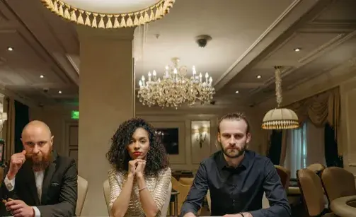 Cienie Reflektorów: Ukryte Dramaty Za Publicznymi Wizerunkami