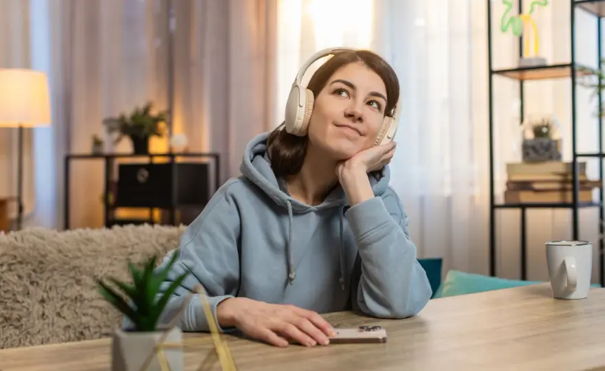 Głos, który wciąga – jak aktorzy wpływają na odbiór książek audio?