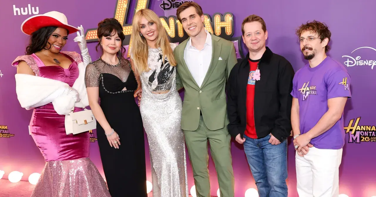 Hannah Montana obsada świętuje 20. rocznicę serialu. Gwiazdy w olśniewających strojach pozują na fioletowym dywanie.