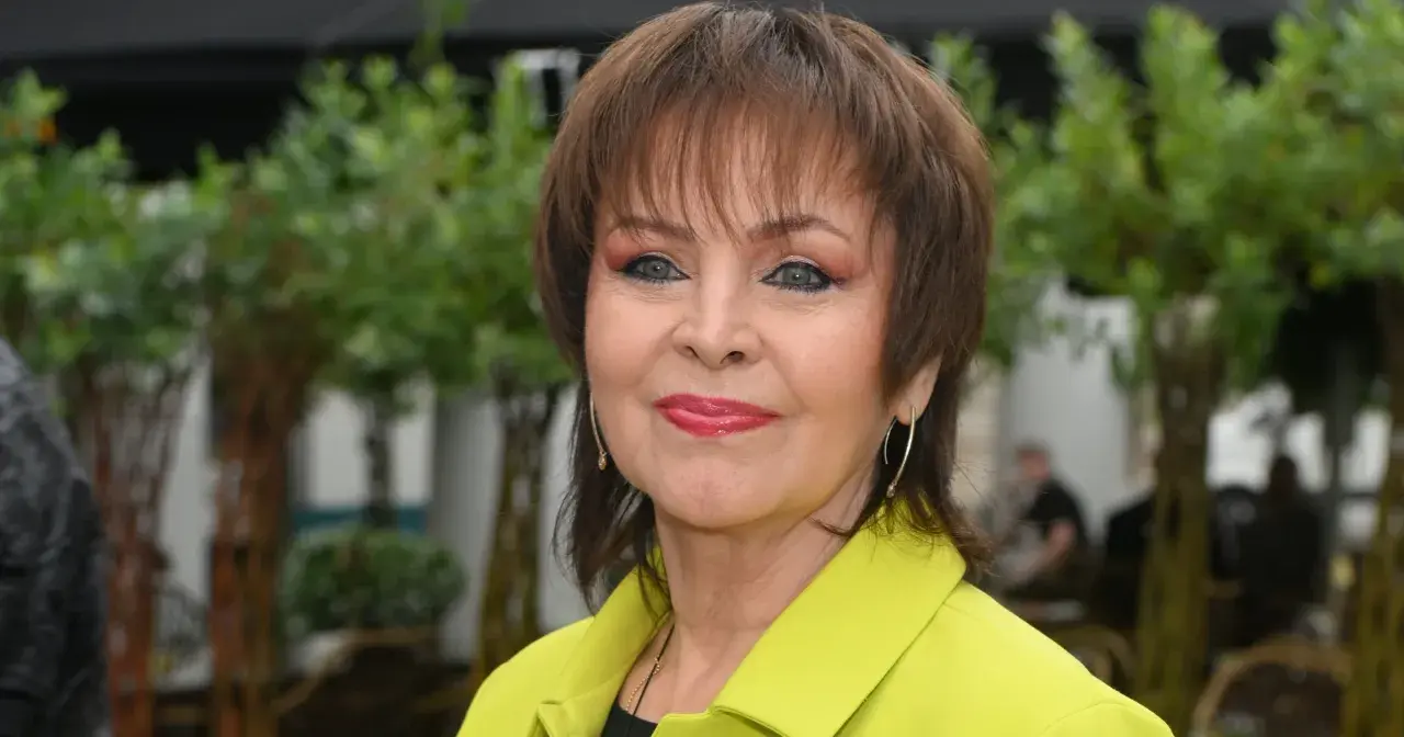Uśmiechnięta Izabela Trojanowska w limonkowym żakiecie. Wiele osób zastanawia się, ile lat ma Izabela Trojanowska, a ona wciąż zachwyca!