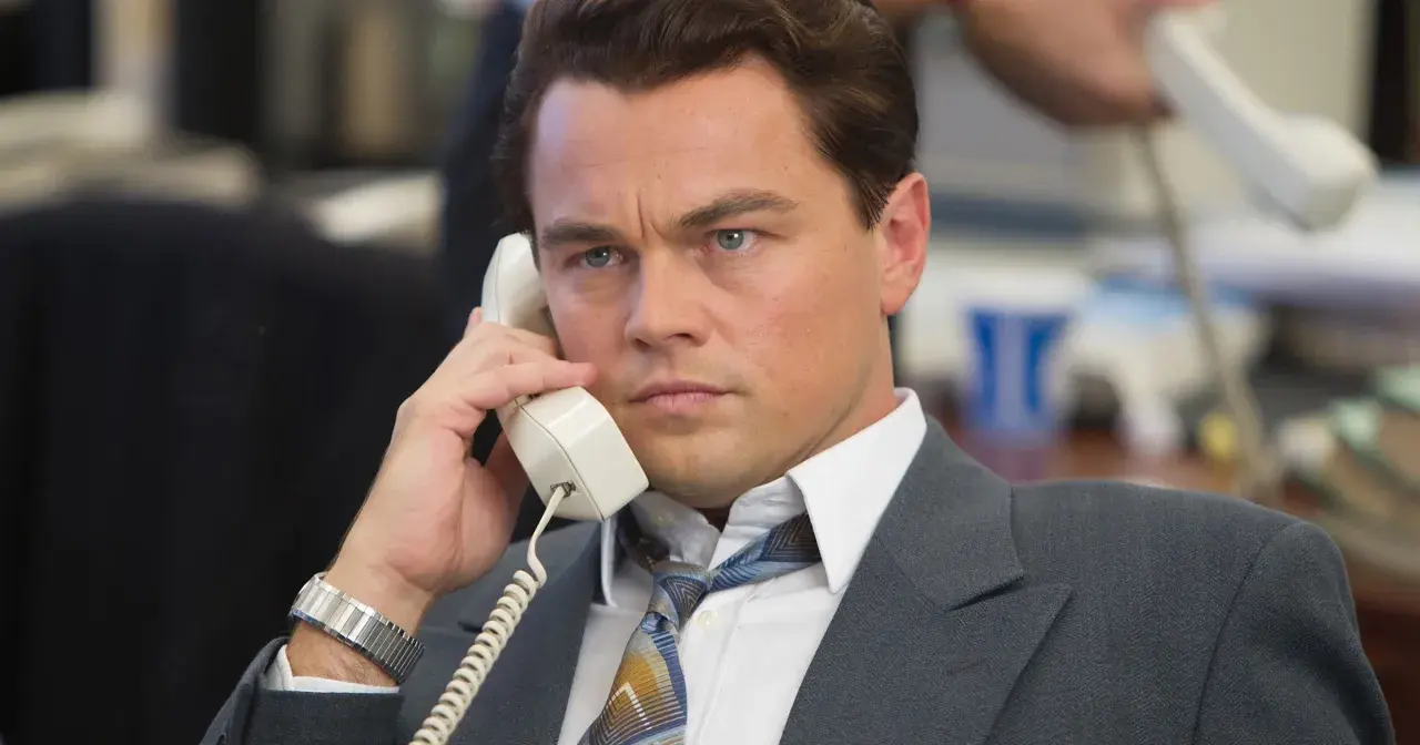 Leonardo DiCaprio jako Jordan Belfort w filmie Wilk z Wall Street. Obsada filmu zachwyca.